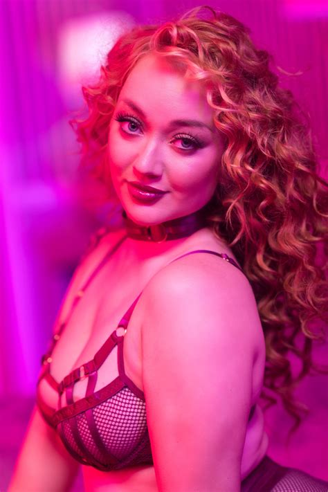 Curly Beauty Emma Magnolia Strips Naked While Playing With Sextoys 19 Photos