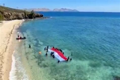 Tahun Kemerdekaan Indonesia Bendera Merah Putih Berkibar Di Dasar