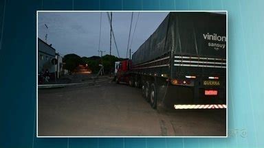 Meio Dia Paraná Noroeste Caminhão derruba poste e deixa