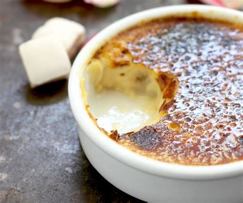 Voici Une Variante à La Recette Classique De La Crème Brûlée Avec De La Rose Et Du Calisson