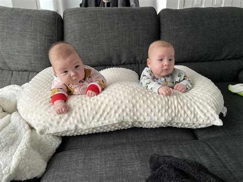 The twins working on their tummy time. : r/parentsofmultiples
