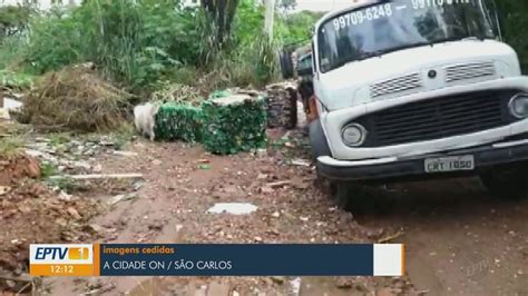 Caminh O De Recicl Veis Fica Atolado Em Avenida Sem Pavimento Em S O