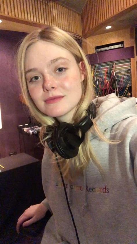 In The Studio : ElleFanning Gorgeous Girls, Ellie Fanning, Lucy Boynton, Crying Girl, Popular ...