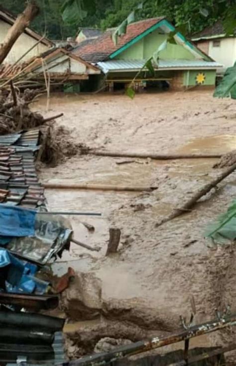 Banjir Terjang Wilayah Jatinangor Sejumlah Rumah Terendam Air Satu