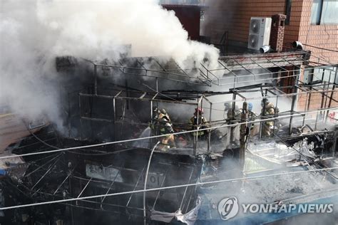 연기 속에서 화재진압 사투벌이는 소방관 연합뉴스