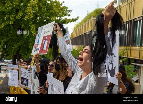 Séoul Corée Du Sud 28 Septembre 2022 Une Manifestante Iranienne Scanne Des Slogans Alors Qu