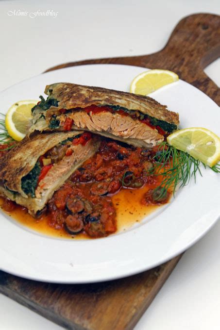 Lachs In Filoteig Gef Llt Mit Tomaten Und Spinat Auf Einer Tomaten