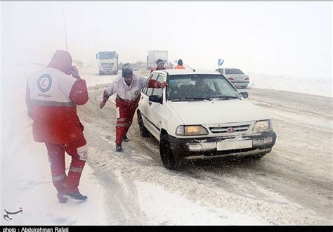 هلال احمر به بیش از 100 نفر در جاده های برفی استان قزوین امدادرسانی کرد