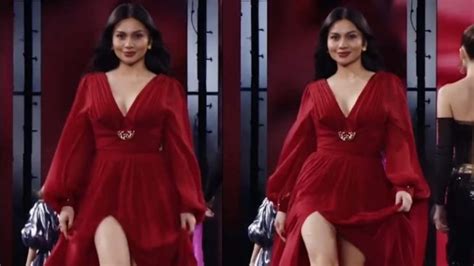 Potret Cantiknya Ariel Tatum Pakai Gaun Merah Di Atas Catwalk Paris