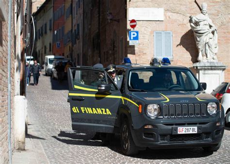 Pesaro Apri E Chiudi Per Evadere Il Fisco Notizie Attualità