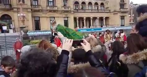 Video La Terrible Caída Del Mago Melchor En San Sebastián Infobae