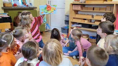 Mama Klary Czyta Dzieciom Grupa VII Przedszkole Montessori