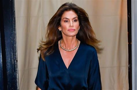 Cindy Crawford Recreates Her Famous 1992 Pepsi Commercial And She