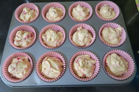 Raspberry White Chocolate Cupcakes The Baking Explorer