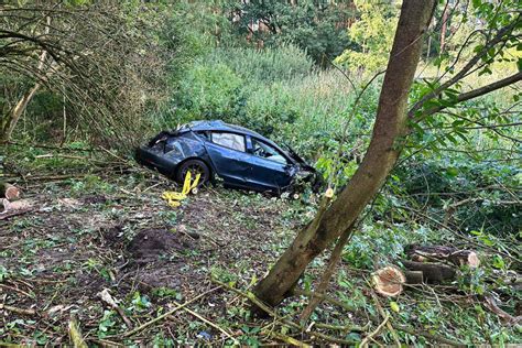 Falkensee Tesla Rast Durch Siedlung Und Zerschellt An Baum Fahrer