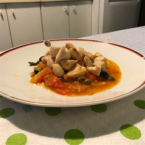 BOCCONCINI DI POLLO CON PEPERONI OLIVE NERE E La Cucina Vista