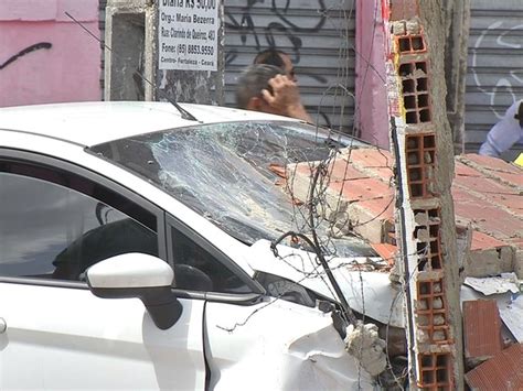 G1 Carro se choca contra muro após colisão em cruzamento de Fortaleza