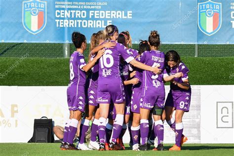 Mujeres Jugadoras De Fiorentina Celebran El Gol Durante El FCA