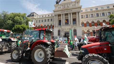 Centenares De Agricultores Realizan Una Tractorada En Madrid Para