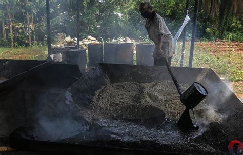 Foto Begini Lho Potret Proses Pembuatan Aspal Goreng Di Sumsel