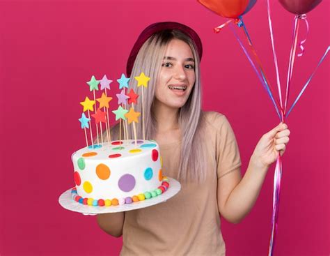 Hermosa Joven Alegre Vistiendo Gorro De Fiesta Con Aparatos Dentales