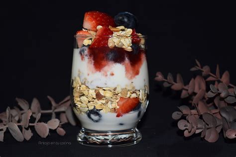 Parfait o copa de granola con yogur y fruta desayuno fácil y sano