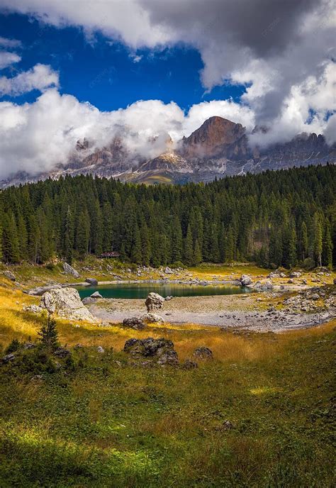 Fondo Lago Di Carezza O Karersee Un Hermoso Lago En Los Dolomitas Del