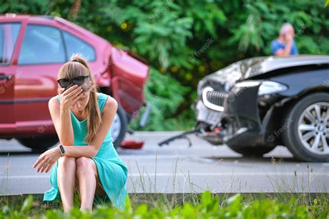 Conductora Triste Sentada En El Lado De La Calle Conmocionada Después De Un Accidente De Coche