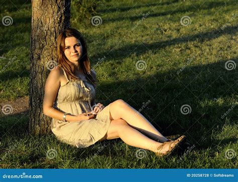 Mujeres Que Se Sientan En El Parque Foto De Archivo Imagen De Verde