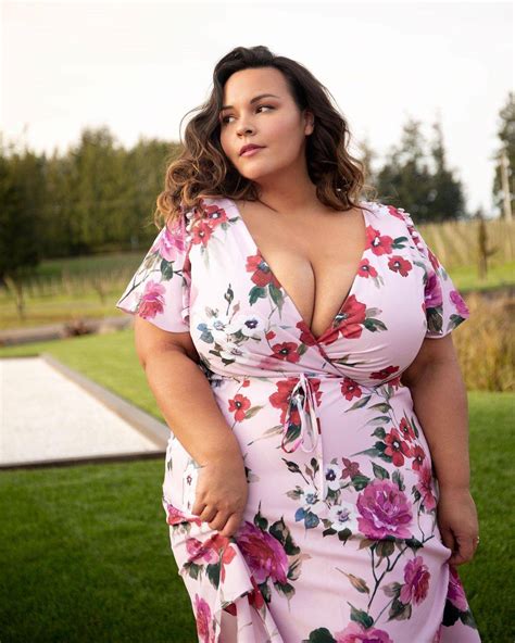 This Gorgeous BBW Looks Ready For Spring Scrolller