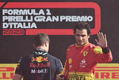 Milano Il Ferrarista Sainz Rapinato Dellorologio Insieme Ai Passanti