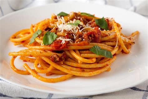 Italienische Pasta Amatriciana mit Tomaten und Gewürzen