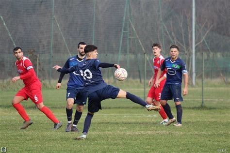 Tutto Il Calcio Locale Caronnese Ko Universal Resta In Testa Sc