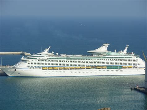 File:Voyager of the Seas Barcelona.JPG