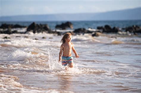 Criança Feliz Correndo Na Praia Tropical Garoto Jogando Ondas