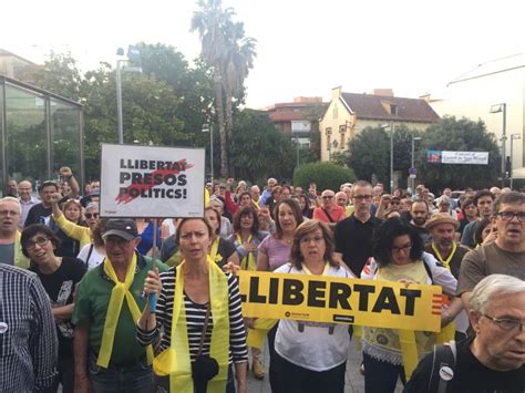 Uns 200 Cerdanyolencs Protesten Contra La Retirada De La Pancarta En