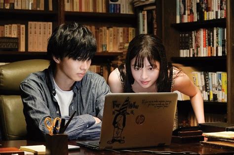 橋本環奈が佐藤大樹にすね蹴り攻撃！ 『小説の神様』web限定特別映像＆場面写真 ぴあ映画