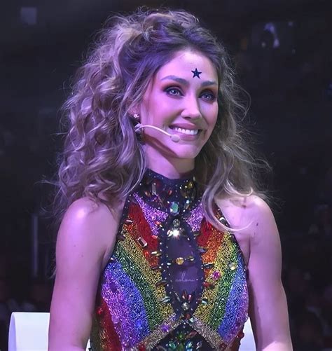 Pin de Lari Souza em rebelde em 2024 Anitta looks Anahí Ideias fashion