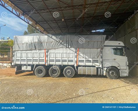 Un Gran Camión Blanco Poderoso Con Toldo Y Un Remolque Está Estacionado