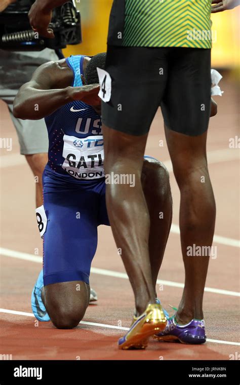 USA S Justin Gatlin Bows To Jamaica S Usain Bolt After Winning The Men