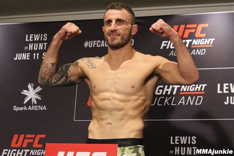 Alex Volkanovski Ufc Fight Night 110 Official Weigh Ins Mma Junkie