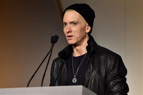 Eminem Makes Surprise Appearance To Honor Dr Dre News Treasure