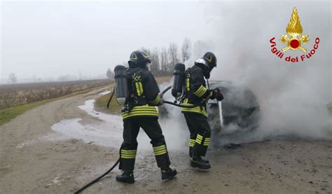 Spinadesco Auto In Fiamme In Campagna All Interno Il Corpo