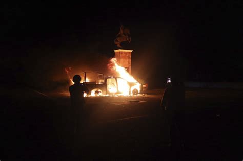 Retienen Normalistas Una Hora A Once Agentes De La GN Y Queman Dos