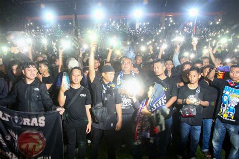 FOTO Doa Solidaritas Suporter Sriwijaya FC Untuk Korban Tragedi Kanjuruhan