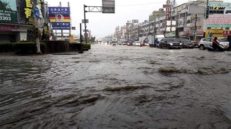 【雨炸高雄】鳳仁路、軍校路、八德一路、仁武水管路淹水了 上報 焦點