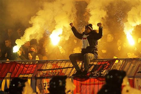 Belgrado Scontri Tra Ultras Durante Il Derby Partiza Stella Rossa