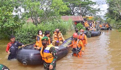 Banjir Di Sintang Kalbar Rendam 12 Kecamatan Puluhan Ribu Jiwa Masih