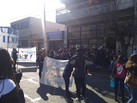 Frazadazo Y Viandas Estudiantes Se Manifestaron Frente Al Consejo