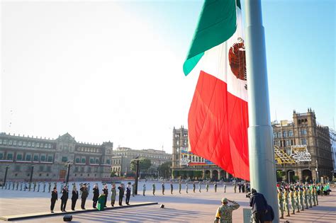 AMLO iza bandera a media asta en memoria de víctimas de sismos de 1985